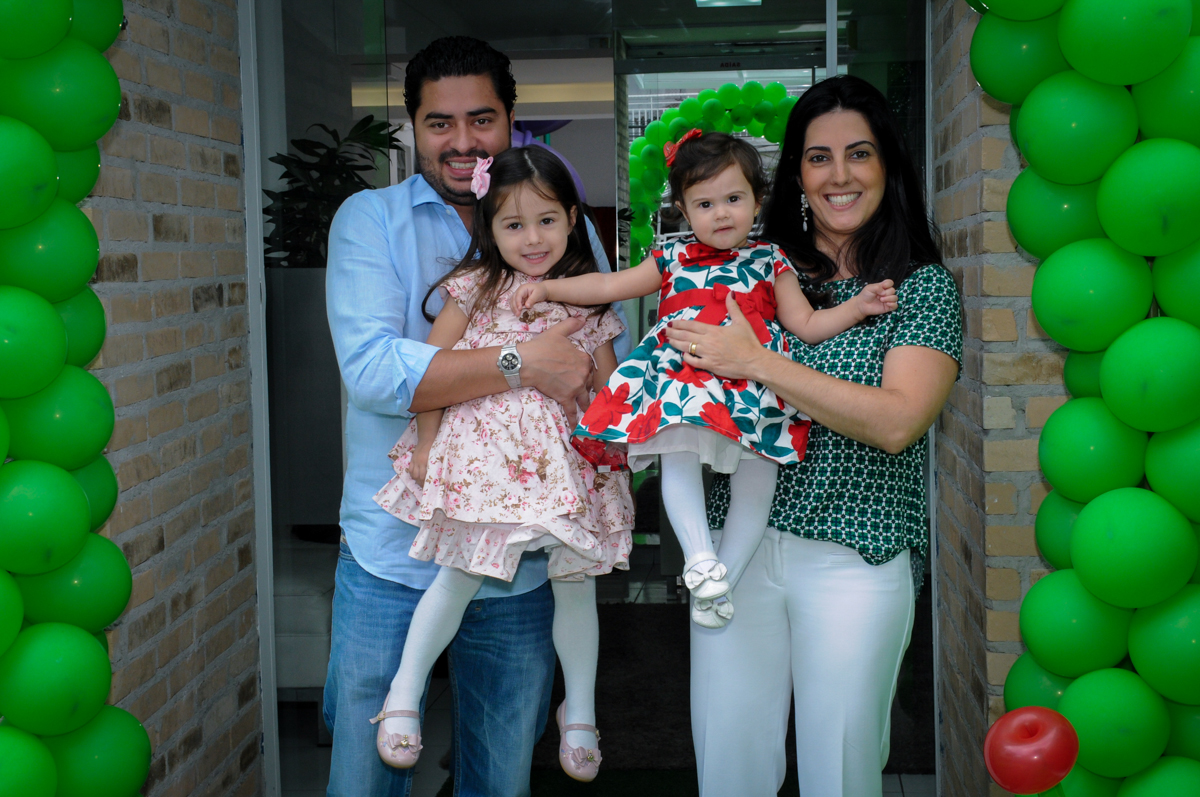 foto da família embaixo do arco de bexigas no buffet spazio reale, são paulo-sp