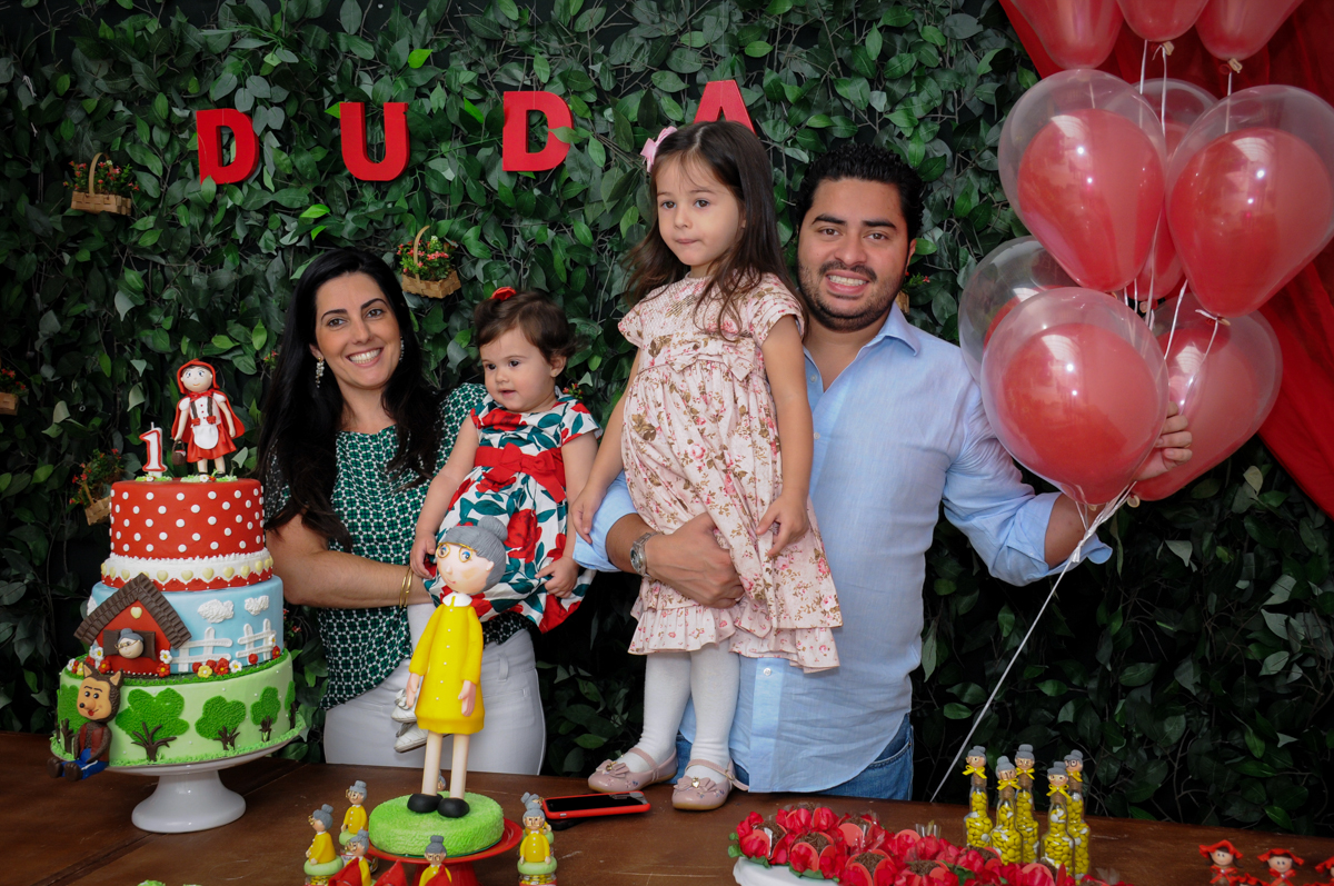 família feliz na mesa tema chapeuzinho vermelho no buffet spazio reale, são paulo-sp