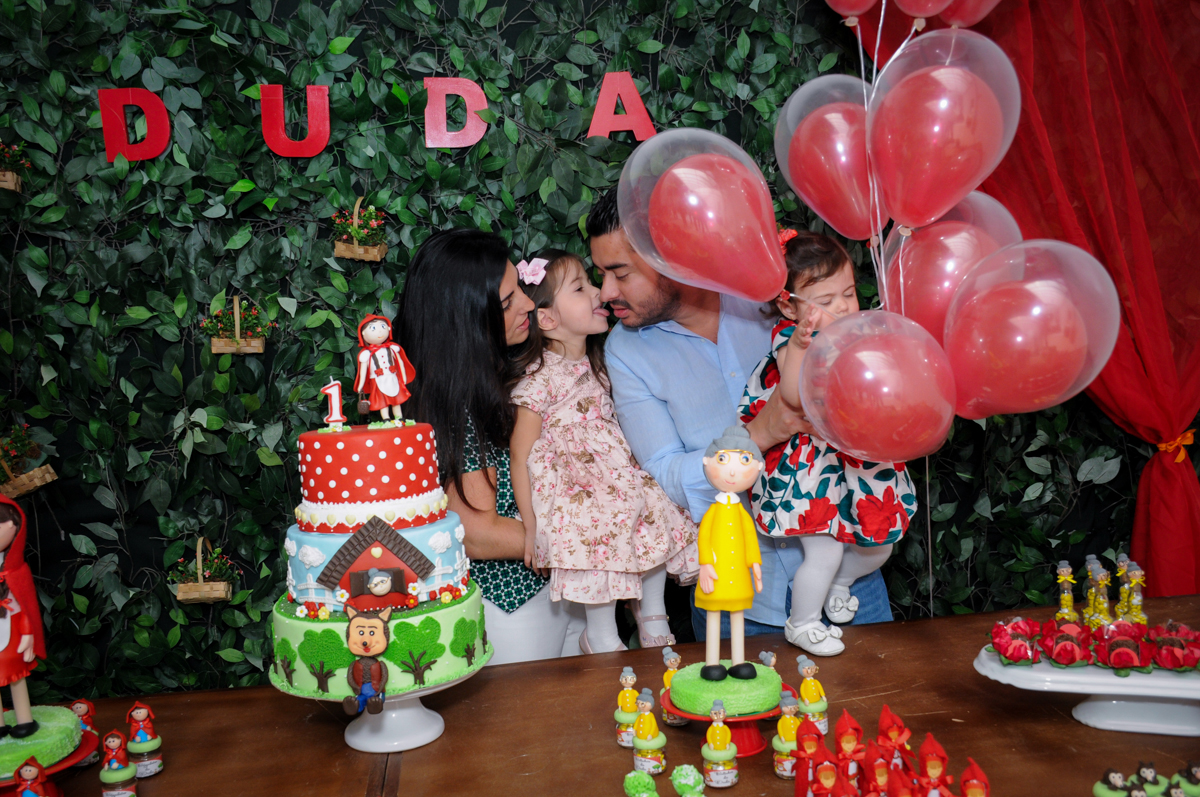 carinho do papai com a aniversariante na mesa chapeuzinho vermelho no buffet spazio reale, são paulo-sp