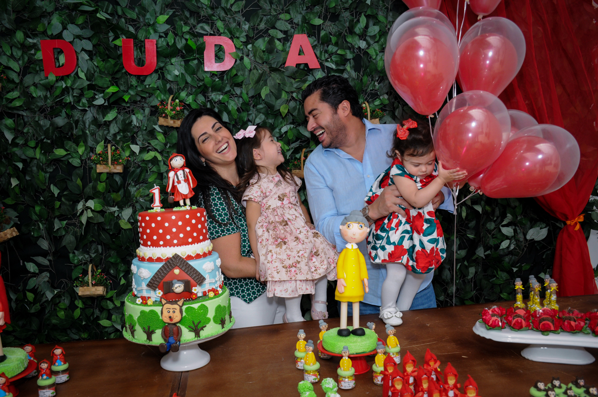 sorrisos da família em frente a mesa chapeuzinho vermelho no buffet spazio reale, são paulo-sp