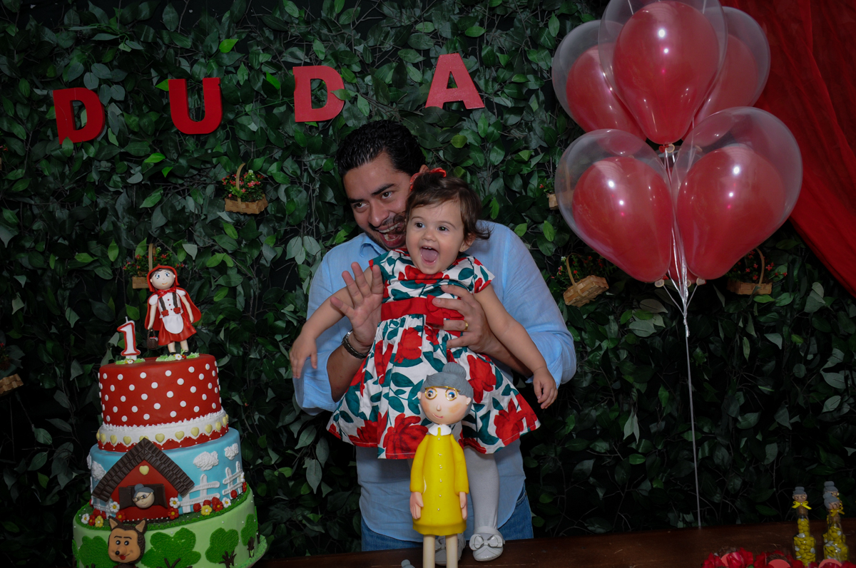 bagunça da aniversariante com seu pai na mesa chapeuzinho vermelho no buffet spazio reale, são paulo-sp