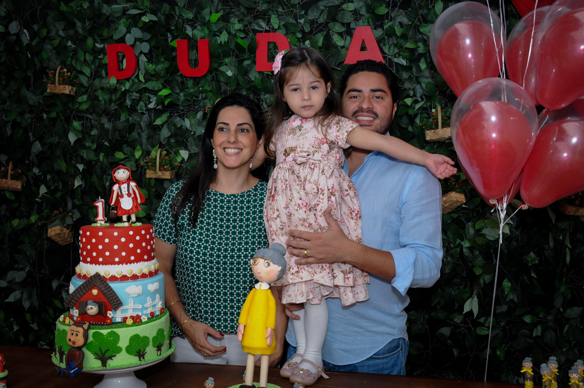 papai, mamãe e aniversariante na mesa chapeuzinho vermelho no buffet spazio reale, são paulo-sp
