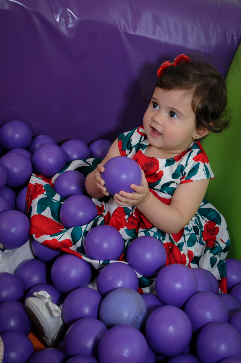 aniversariante se diverte na piscina de bolinha no buffet spazio reale, são paulo-sp