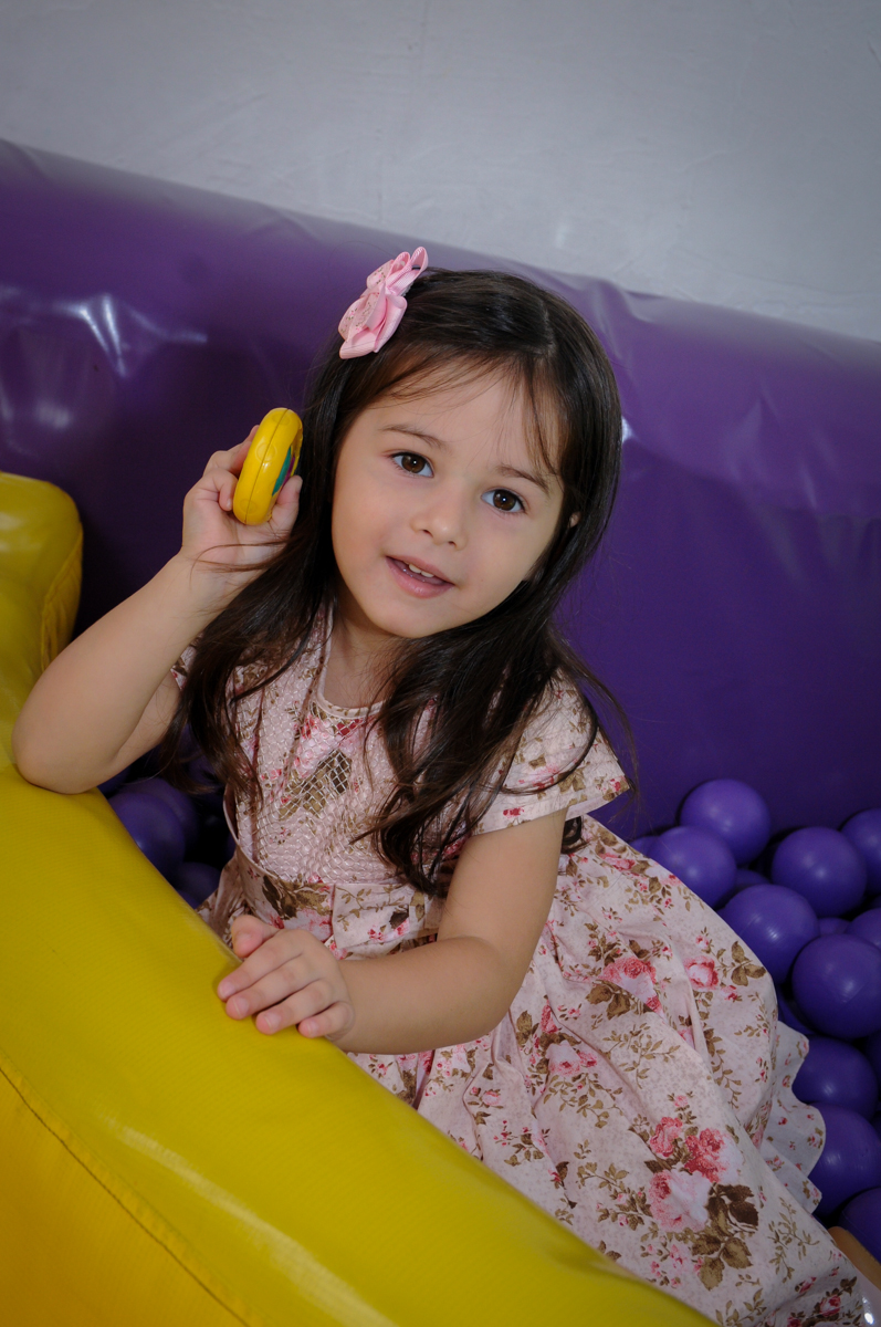 irmãzinha também brinca na piscina de bolinha no buffet spazio reale, são paulo-sp