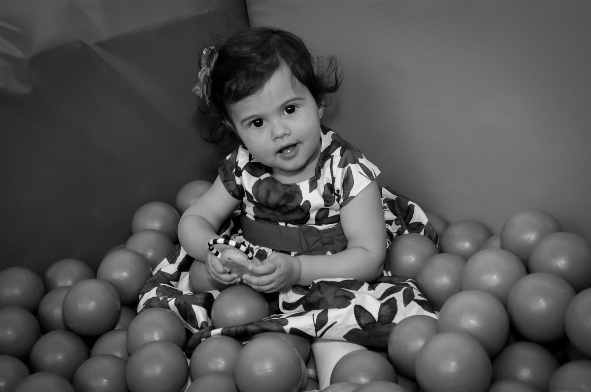 aniversariante na piscina de bolinha no buffet spazio reale, são paulo-sp