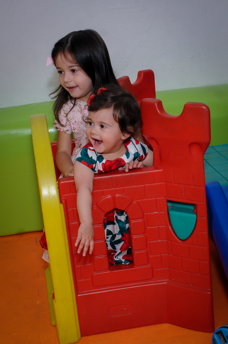 aniversariante e irmãzinha brincam na área baby no buffet spazio reale, são paulo-sp