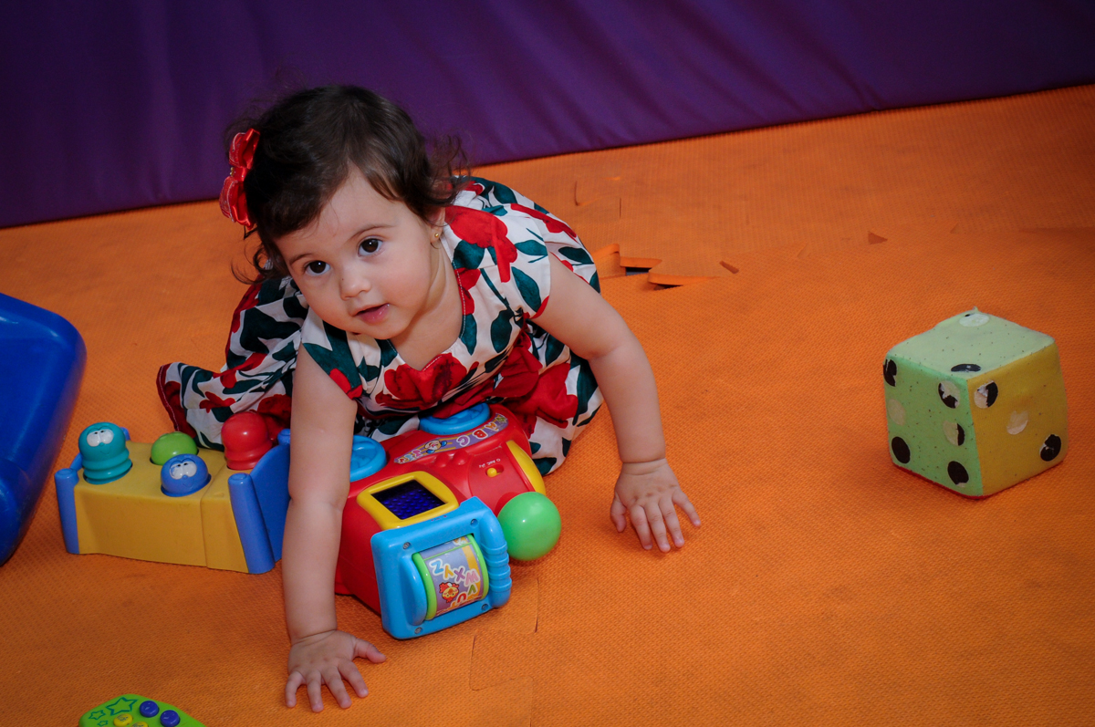ananiversariante brincando com os brinquedos na área baby no buffet spazio reale, são paulo-sp