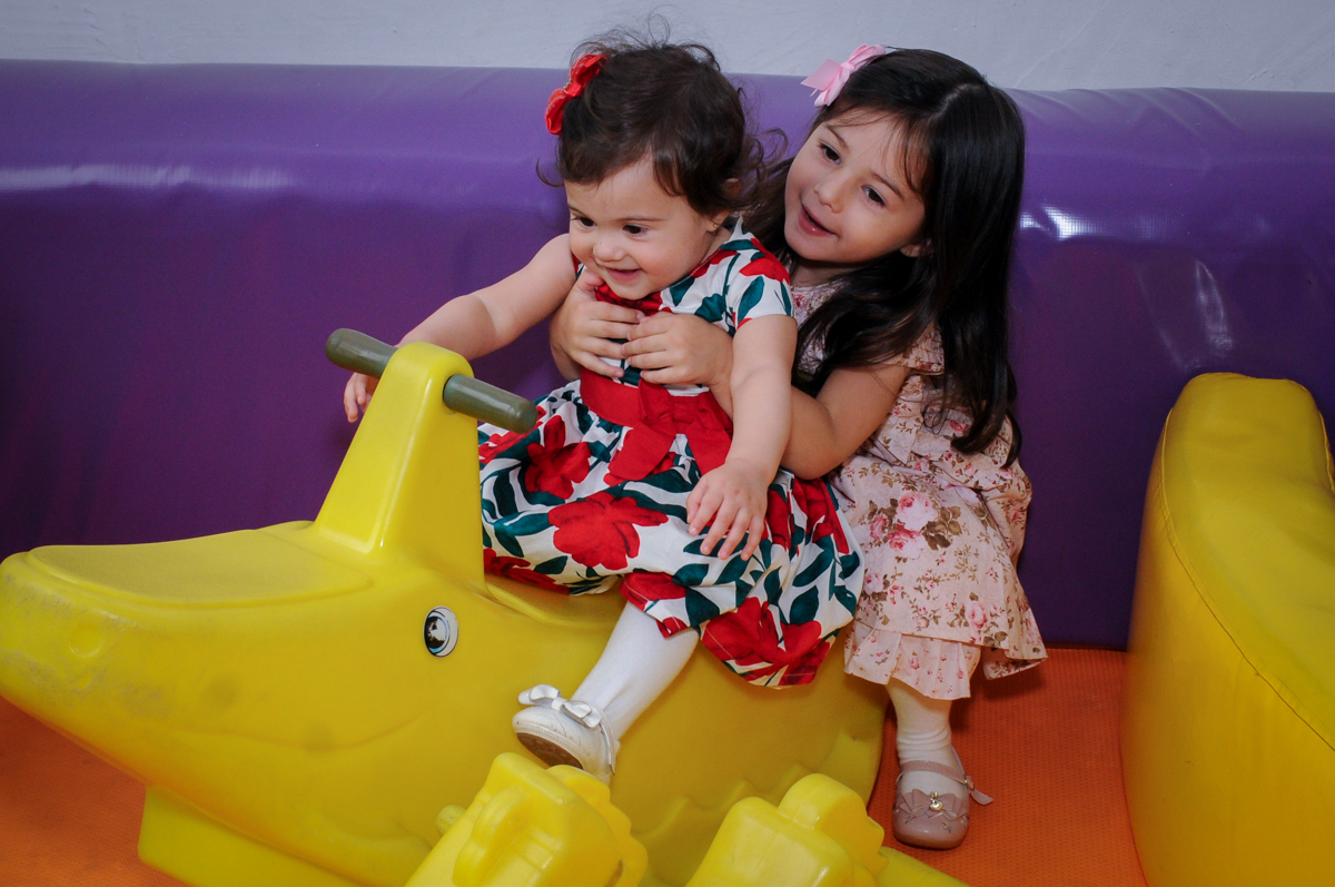 brincadeiras no cavalinho na área baby no buffet spazio reale, são paulo-sp