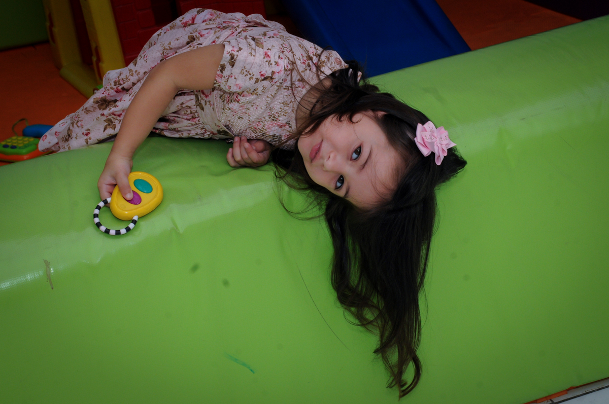 irmã da aniversariante brincando na área baby no buffet spazio reale, são paulo-sp