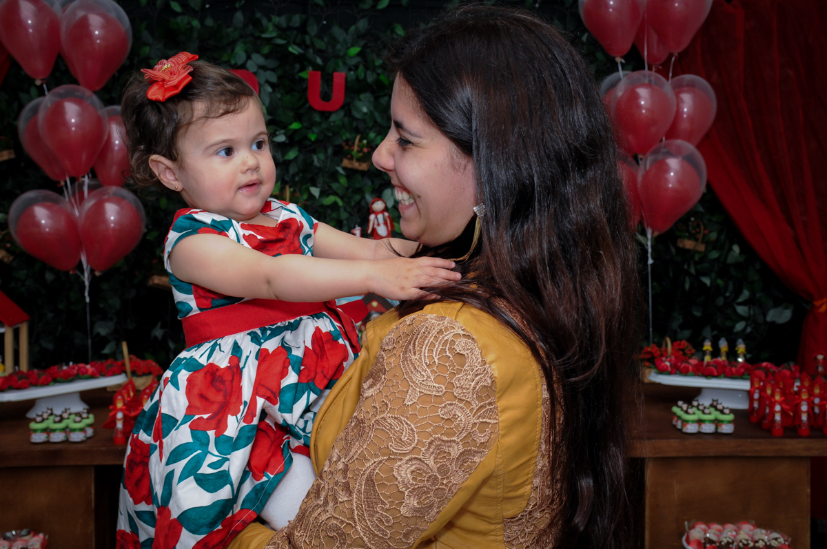 carinho da aniversariante com a convidada no buffet spazio reale, são paulo-sp