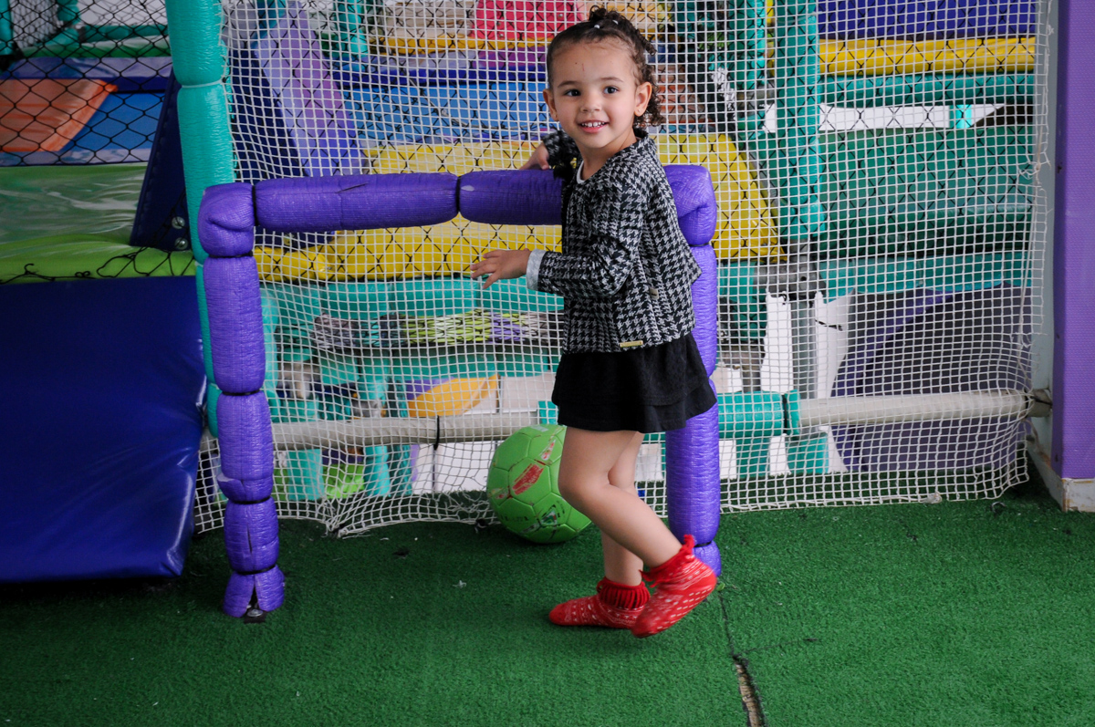 convidada brinca no campo de futebol no buffet spazio reale, são paulo-sp
