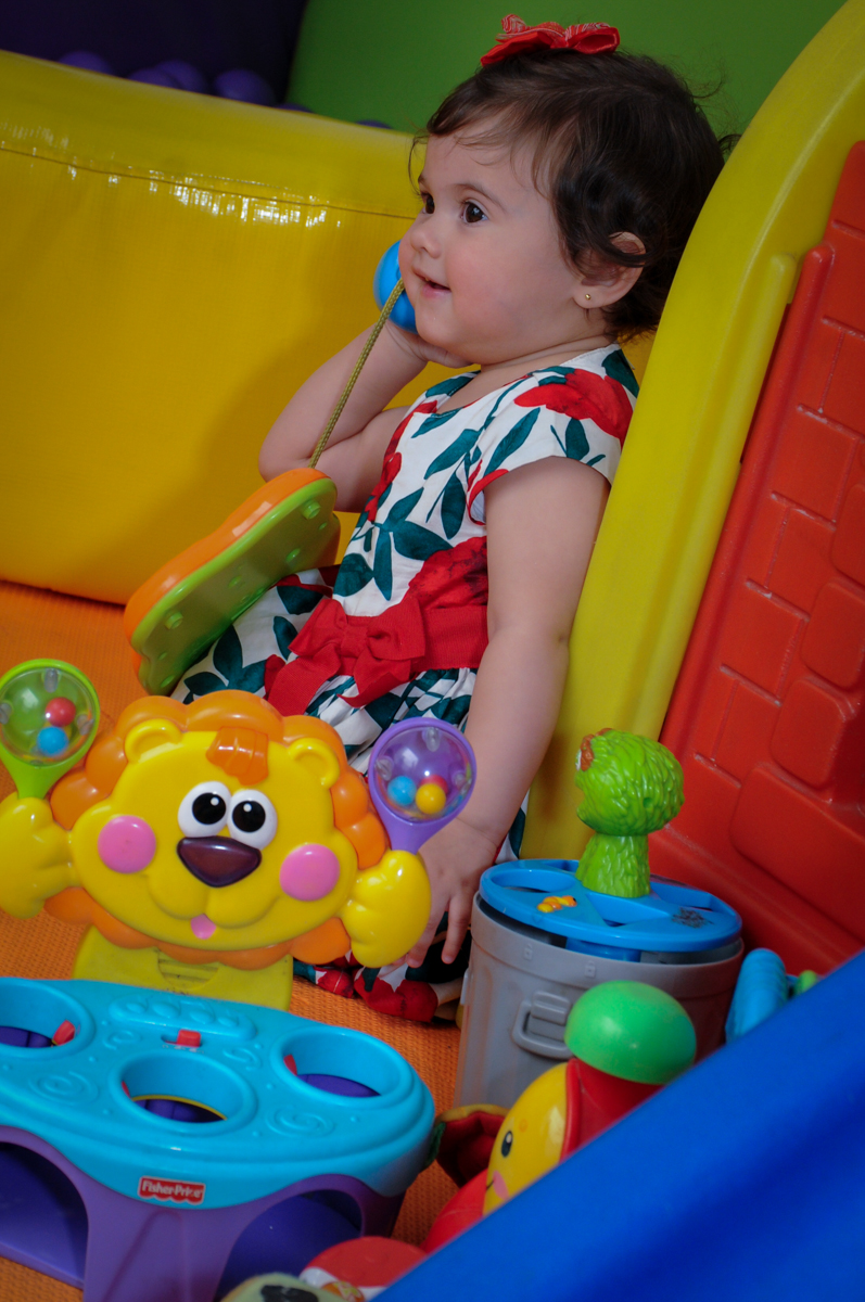 aniversariante brincando de telefone na área baby no buffet spazio reale, são paulo-sp