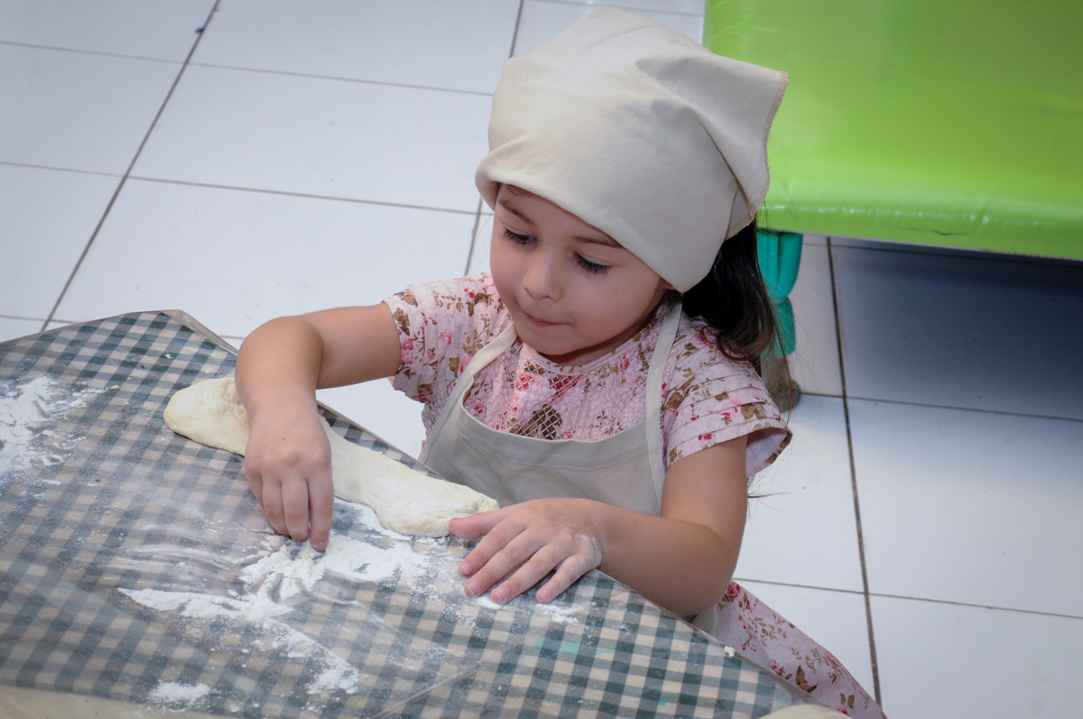 mão na massa para fazer o pão no buffet spazio reale, são paulo-sp