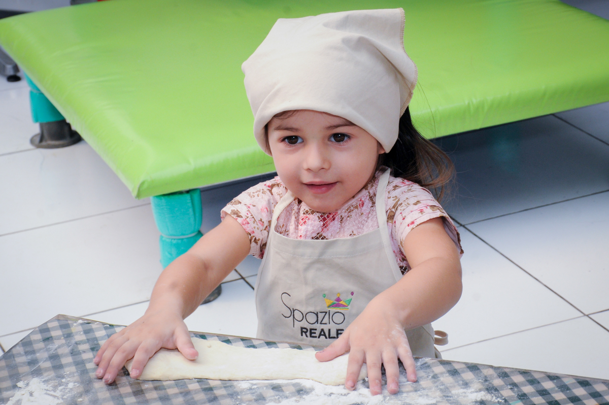 chefe de cozinha faz a massa do pão no buffet spazio reale, são paulo-sp