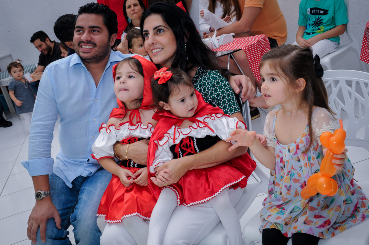 família assistindo retrospectiva no buffet spazio reale, são paulo-sp