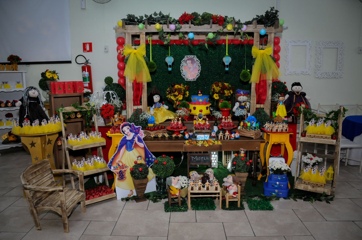 mesa decorada branca de neve no Buffet Ciranda da Vila, Osasco, SP