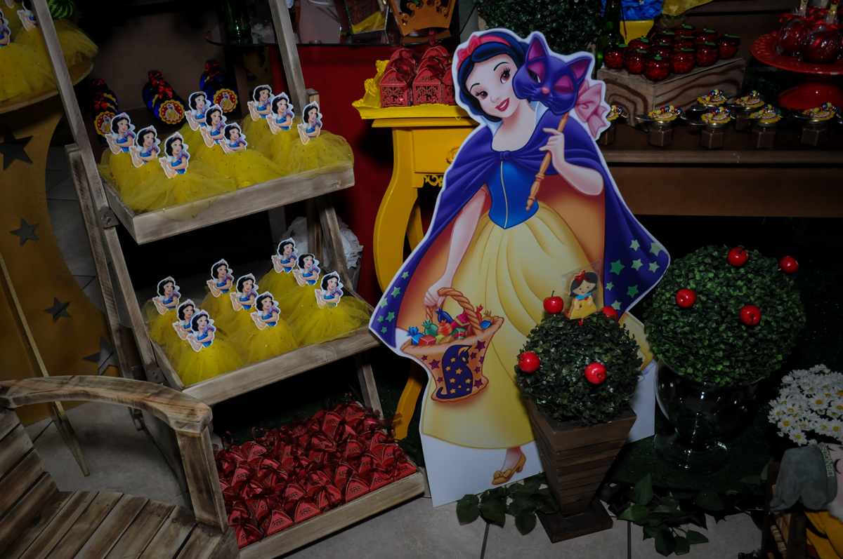 detalhe da mesa decorada branca de neve no Buffet Ciranda da Vila, Osasco, SP