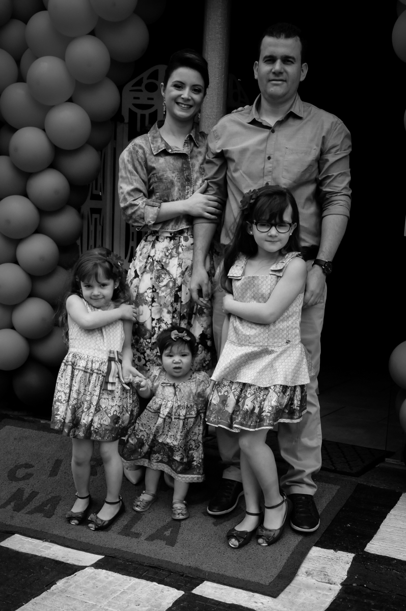 foto da família no arco de bexigas no Buffet Ciranda da Vila, Osasco, SP