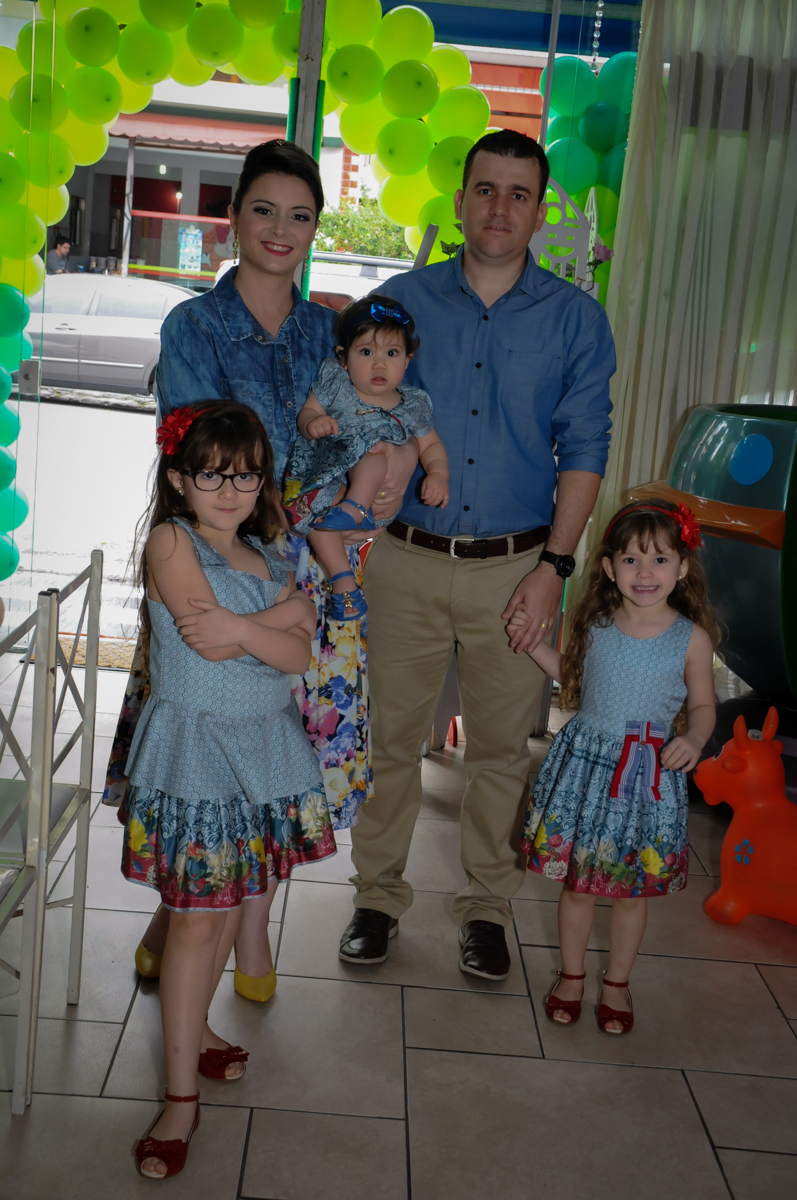 entrada da família para a festa de aniversario da mirela no Buffet Ciranda da Vila, Osasco, SP