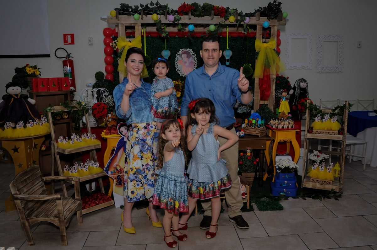 foto da família na mesa decorada branca de neve no Buffet Ciranda da Vila, Osasco, SP