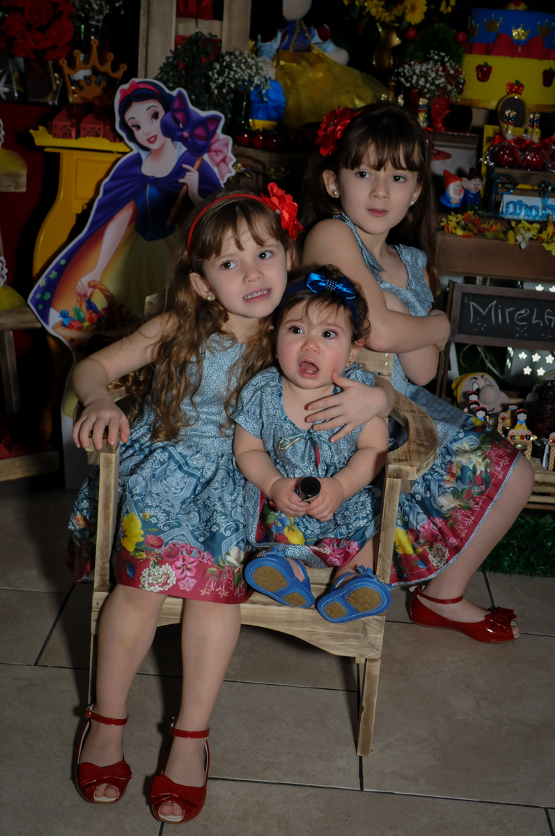 foto da aniversariante e suas irmãs na mesa decorada branca de neve no Buffet Ciranda da Vila, Osasco, SP