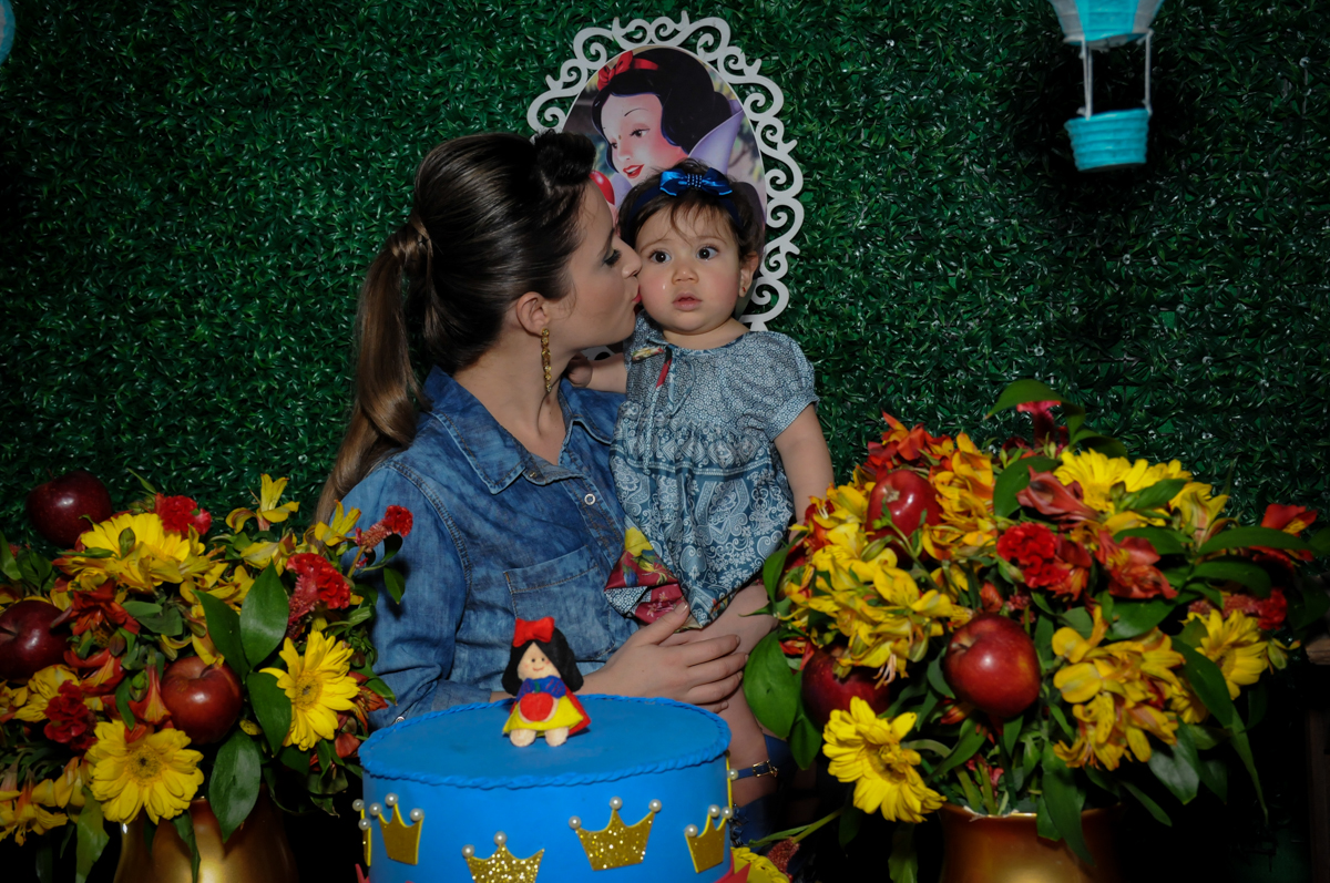 aniversariante e sua mãe na mesa decorada branca de neve no Buffet Ciranda da Vila, Osasco, SP