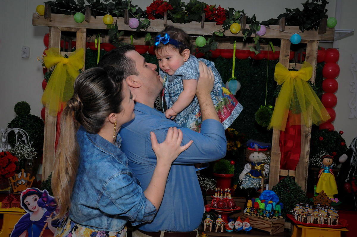 papai e mamãe e a aniversariante ns mesa decorada no Buffet Ciranda da Vila, Osasco, SP