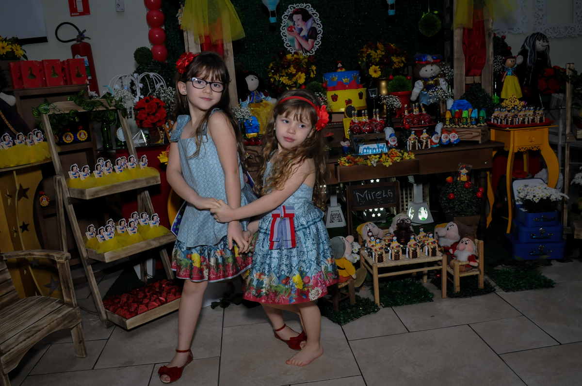 as irmãzinhas na mesa decorada branca de neve no Buffet Ciranda da Vila, Osasco, SP