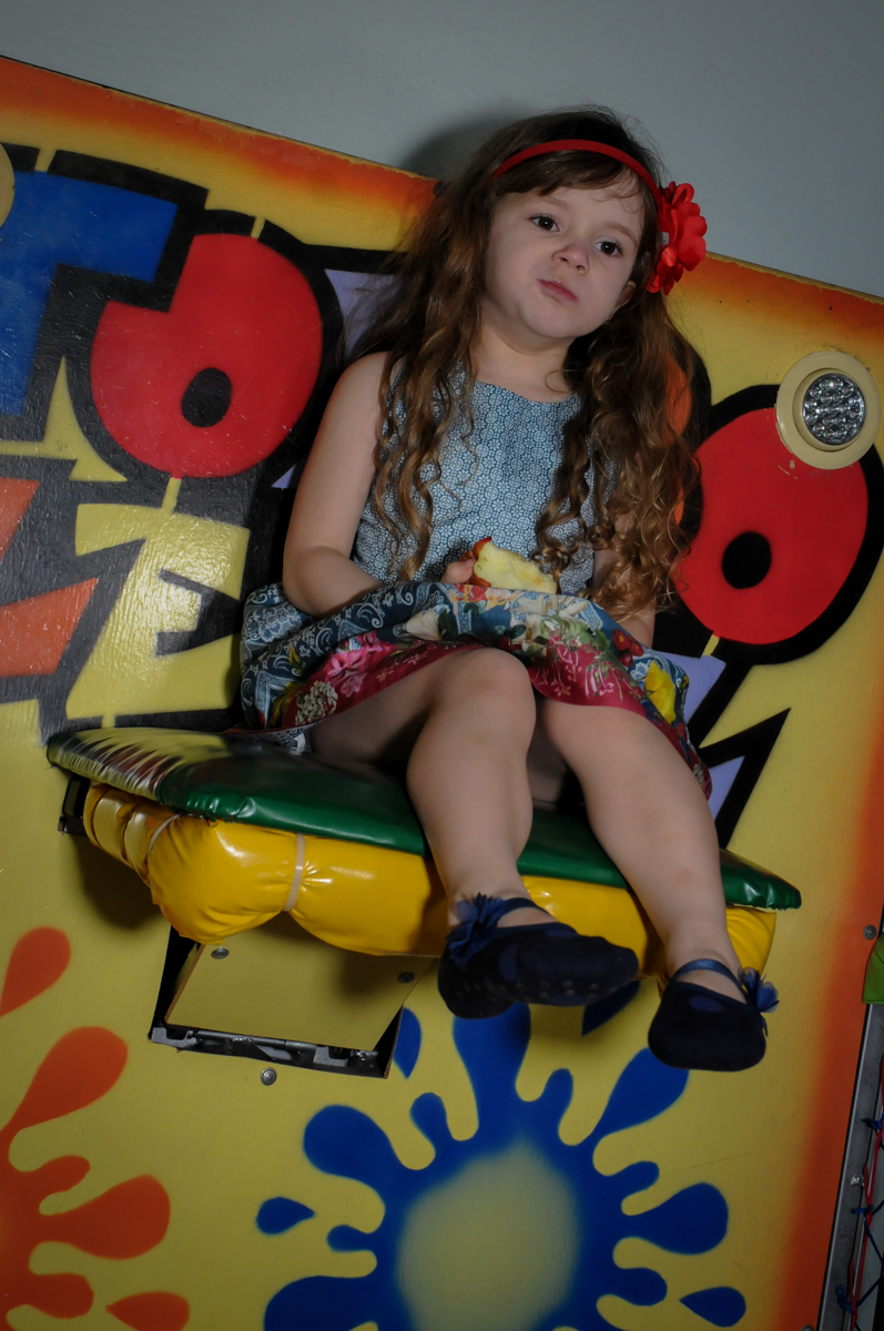 irmã da aniversariante no tombo legal no Buffet Ciranda da Vila, Osasco, SP