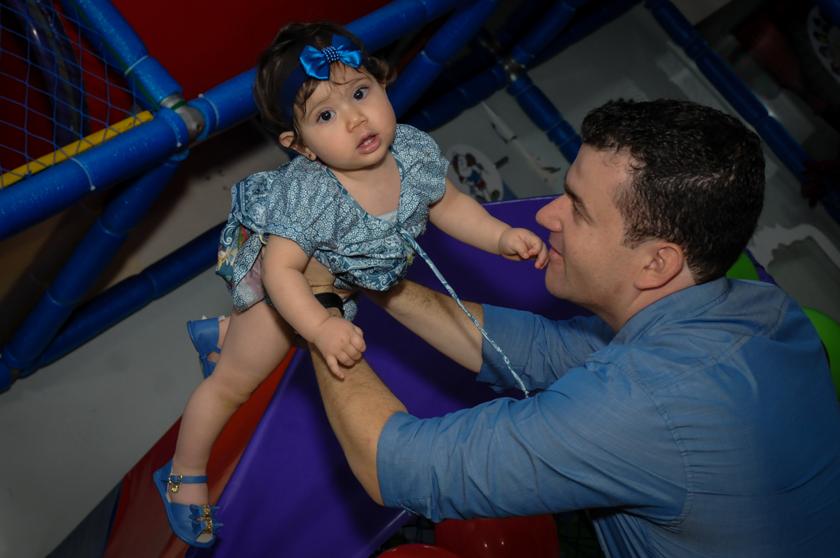 vovô brincando com a aniversariante no  Buffet Ciranda da Vila, Osasco, SP