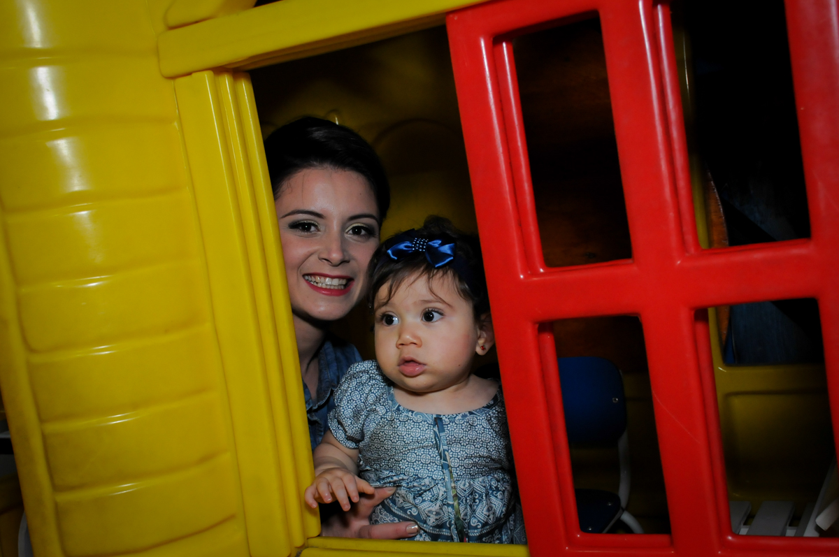 aniversariante na casinha de boneca no Buffet Ciranda da Vila, Osasco, SP