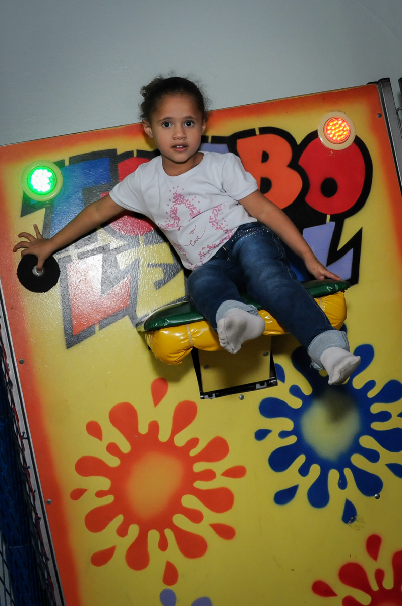 mais brincadeira no tombo legal no Buffet Ciranda da Vila, Osasco, SP