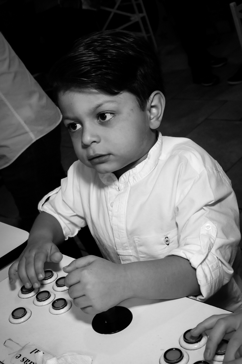 jogando no game no Buffet Ciranda da Vila, Osasco, SP