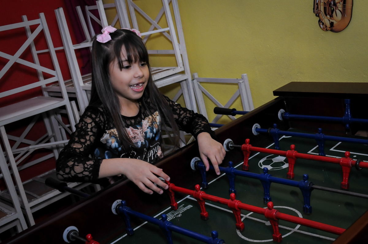 jogo de futebol no Buffet Ciranda da Vila, Osasco, SP