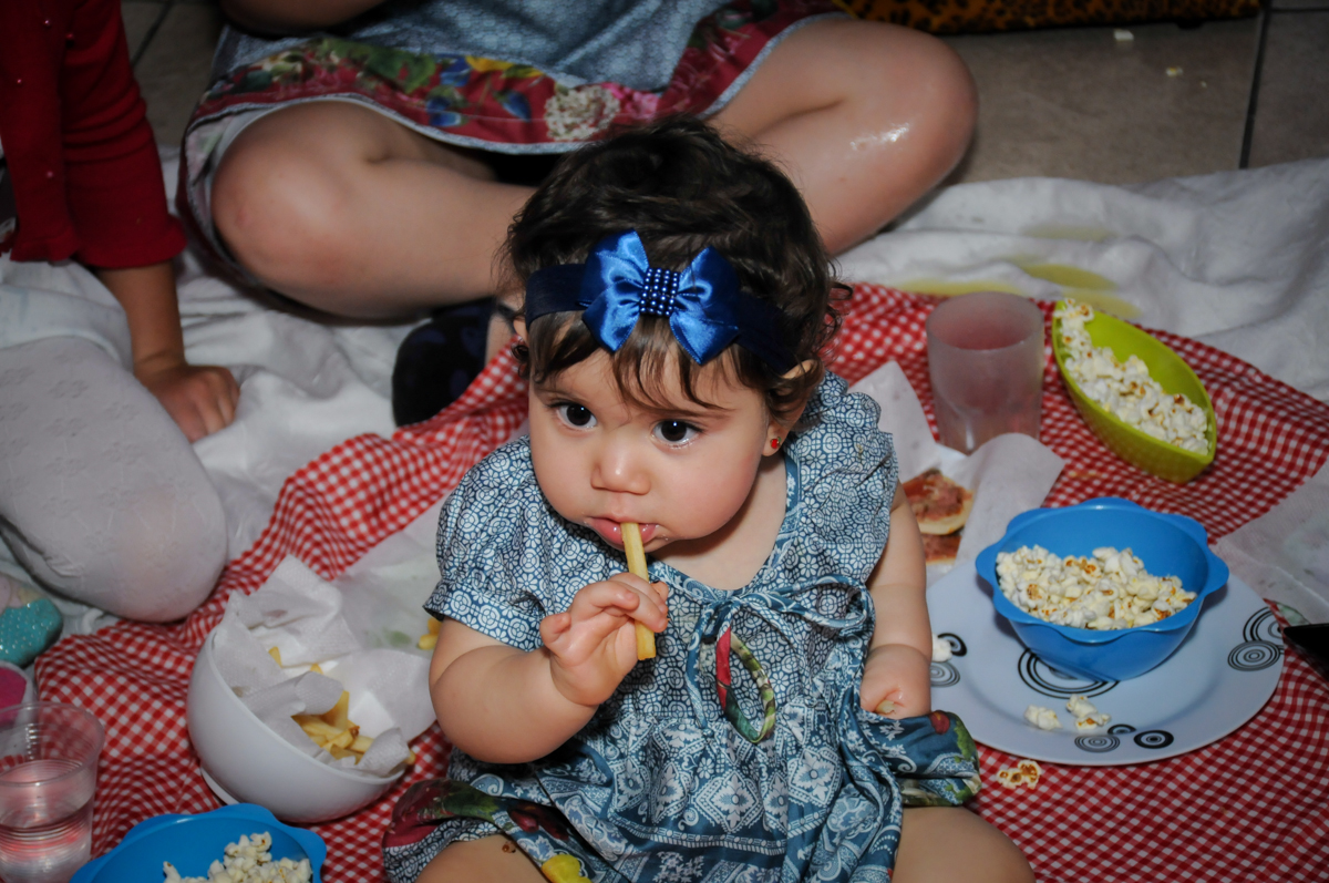 aniversariante comendo batata frita no Buffet Ciranda da Vila, Osasco, SP