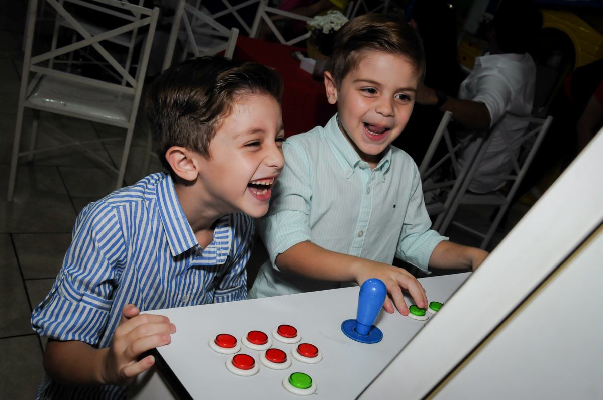 muita alegria e risadas  no game no Buffet Ciranda da Vila, Osasco, SP