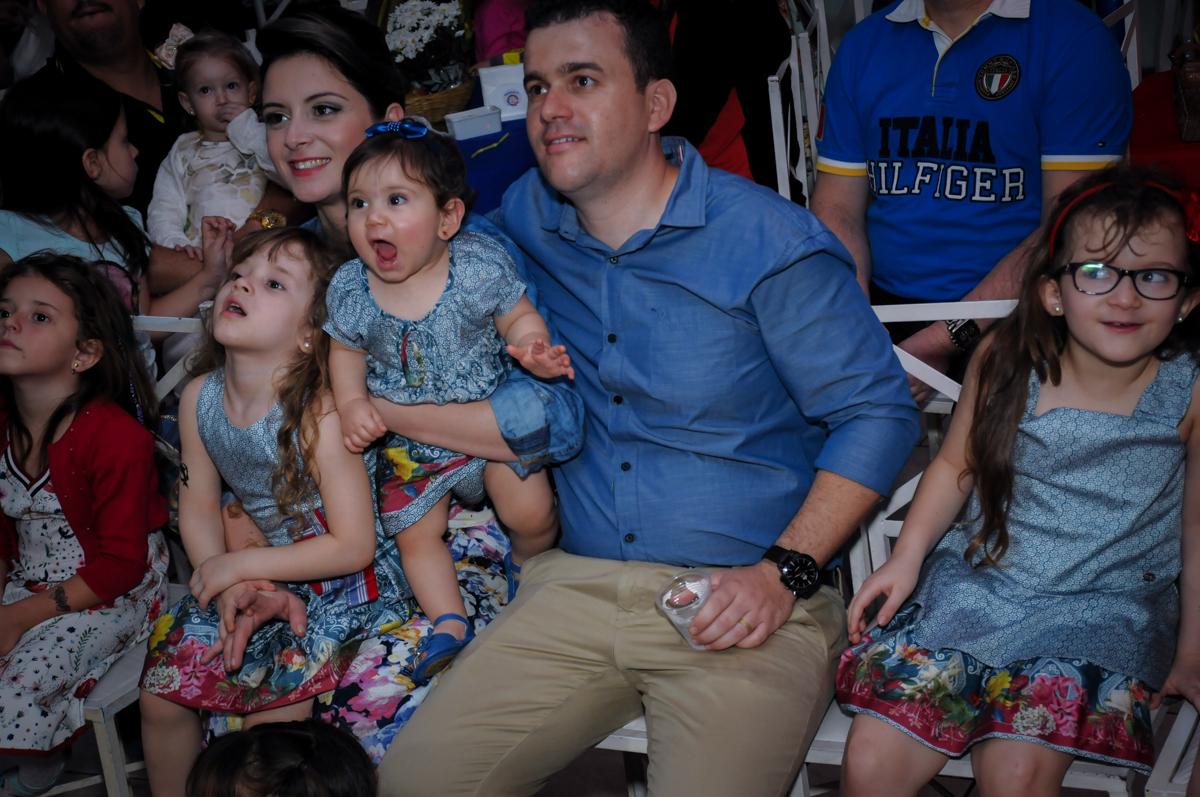 assistindo a retrospectiva no Buffet Ciranda da Vila, Osasco, SP