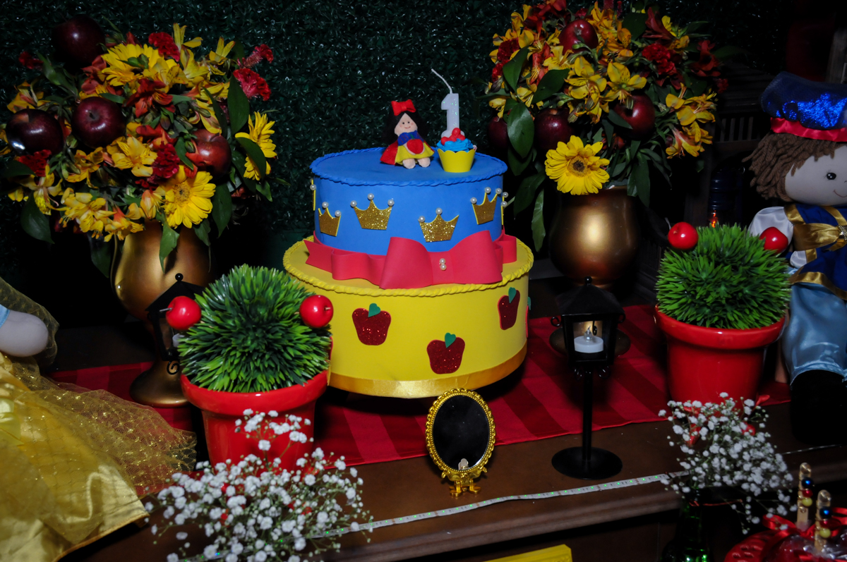 bolo de aniversário tema branca de neve no Buffet Ciranda da Vila, Osasco, SP
