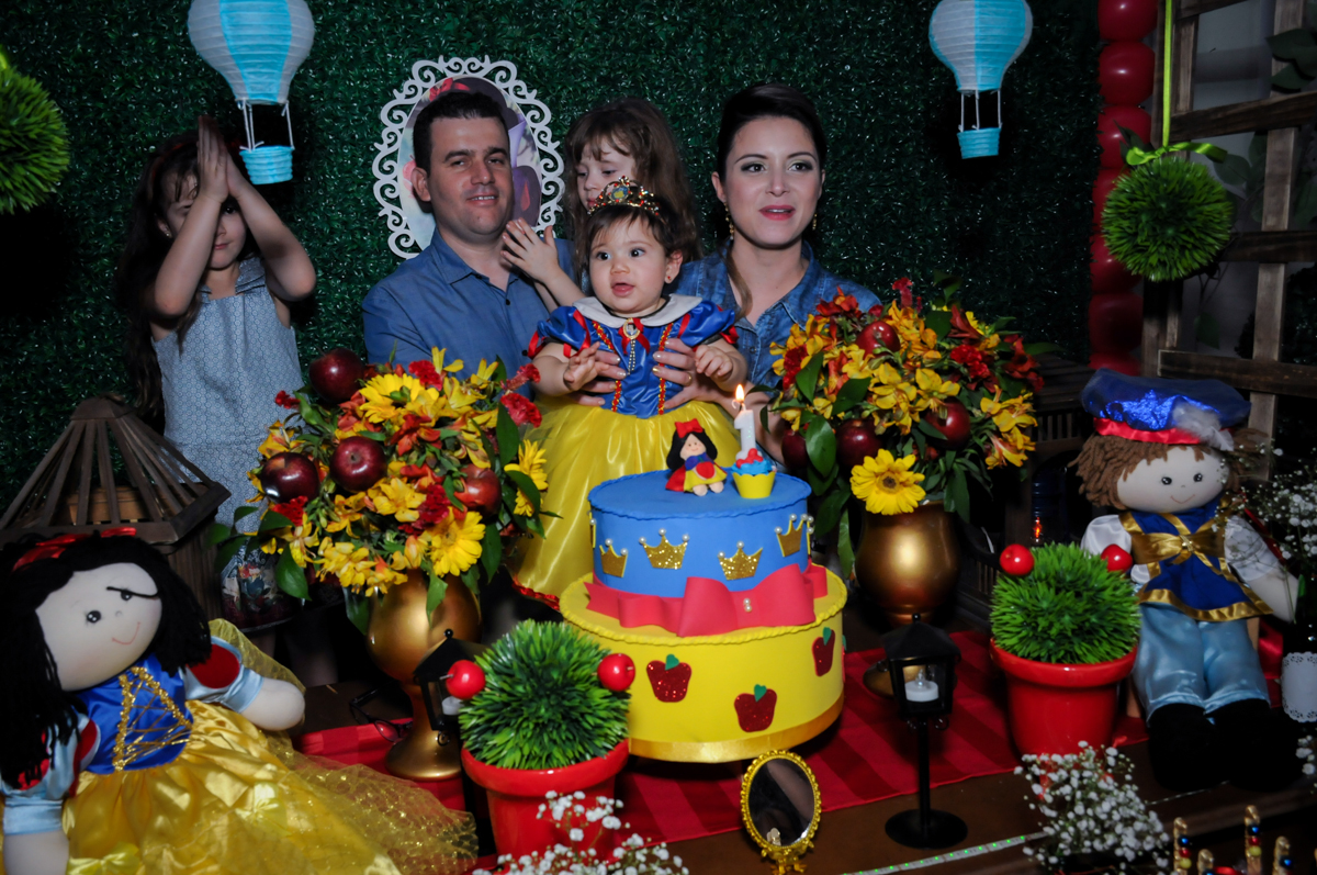 hora do parabéns na mesa tema branca de neve no Buffet Ciranda da Vila, Osasco, SP