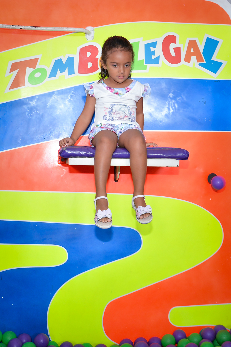preparando para cair na piscina de bolinhas