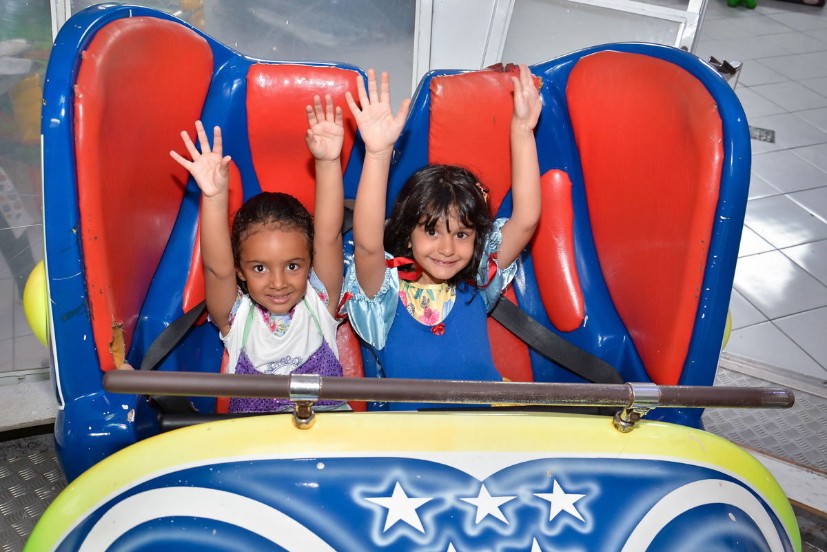 diversão no brinquedo jornada nas etelas