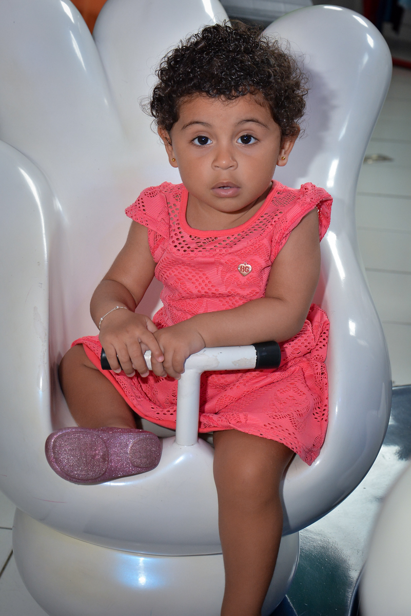 brincadeira no carrossel