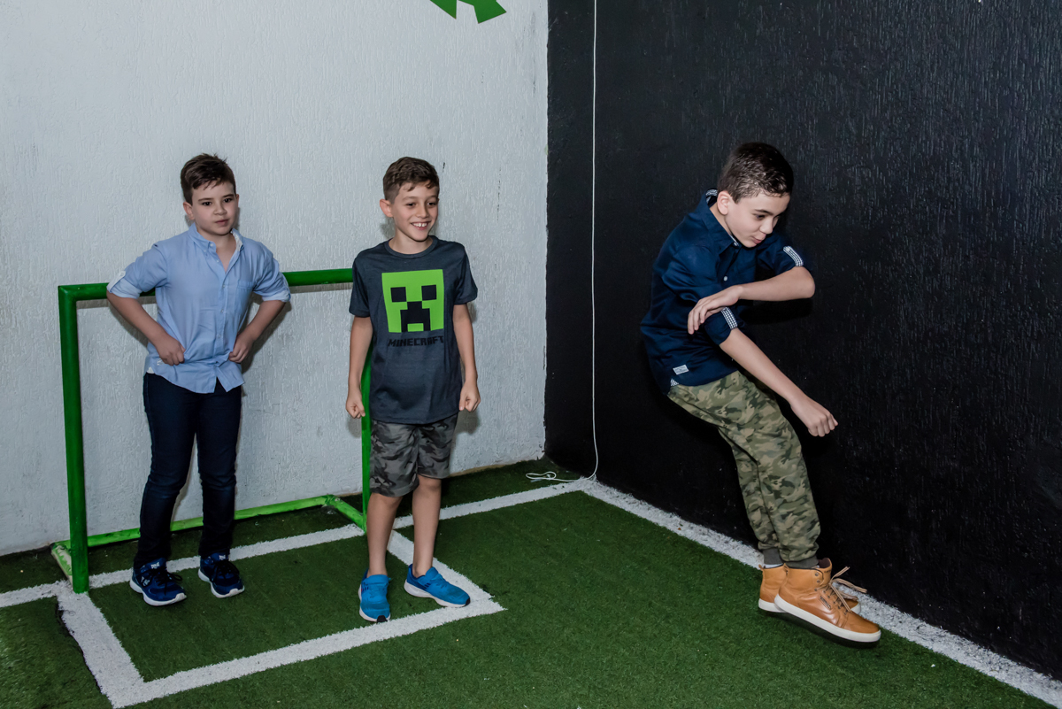 jogo de futebol com os amigos