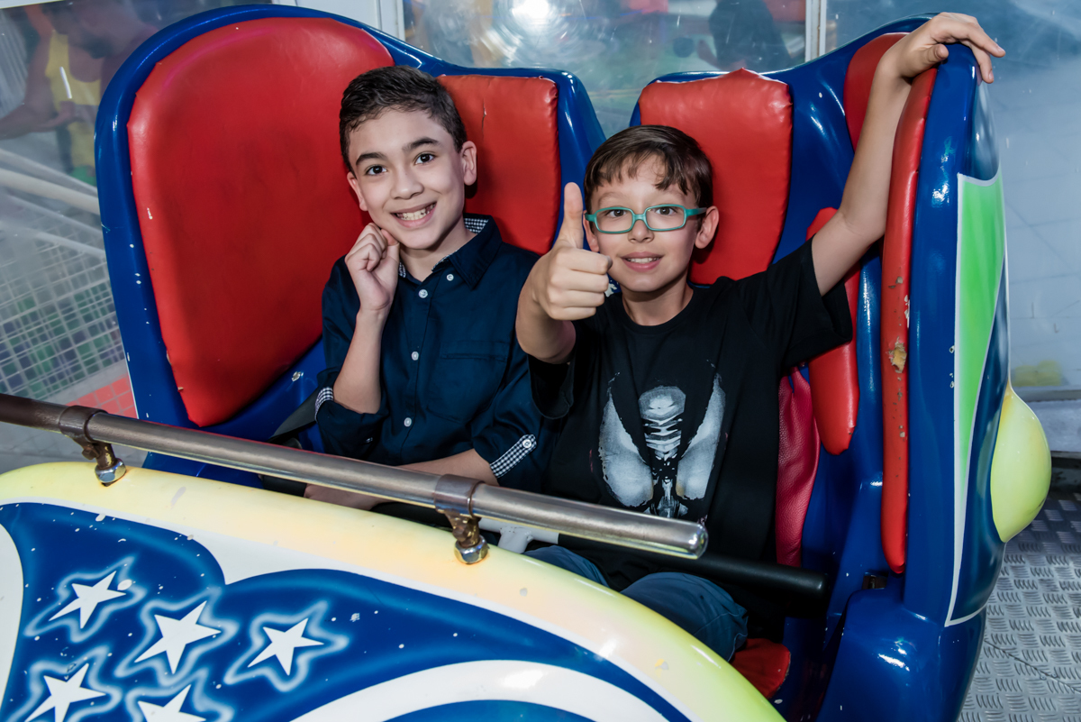 amigos brincam e se divertem