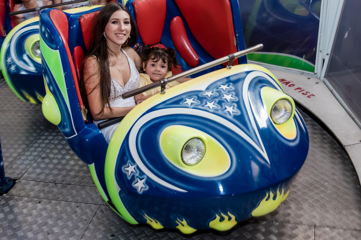 os convidados se divertem nos brinquedos