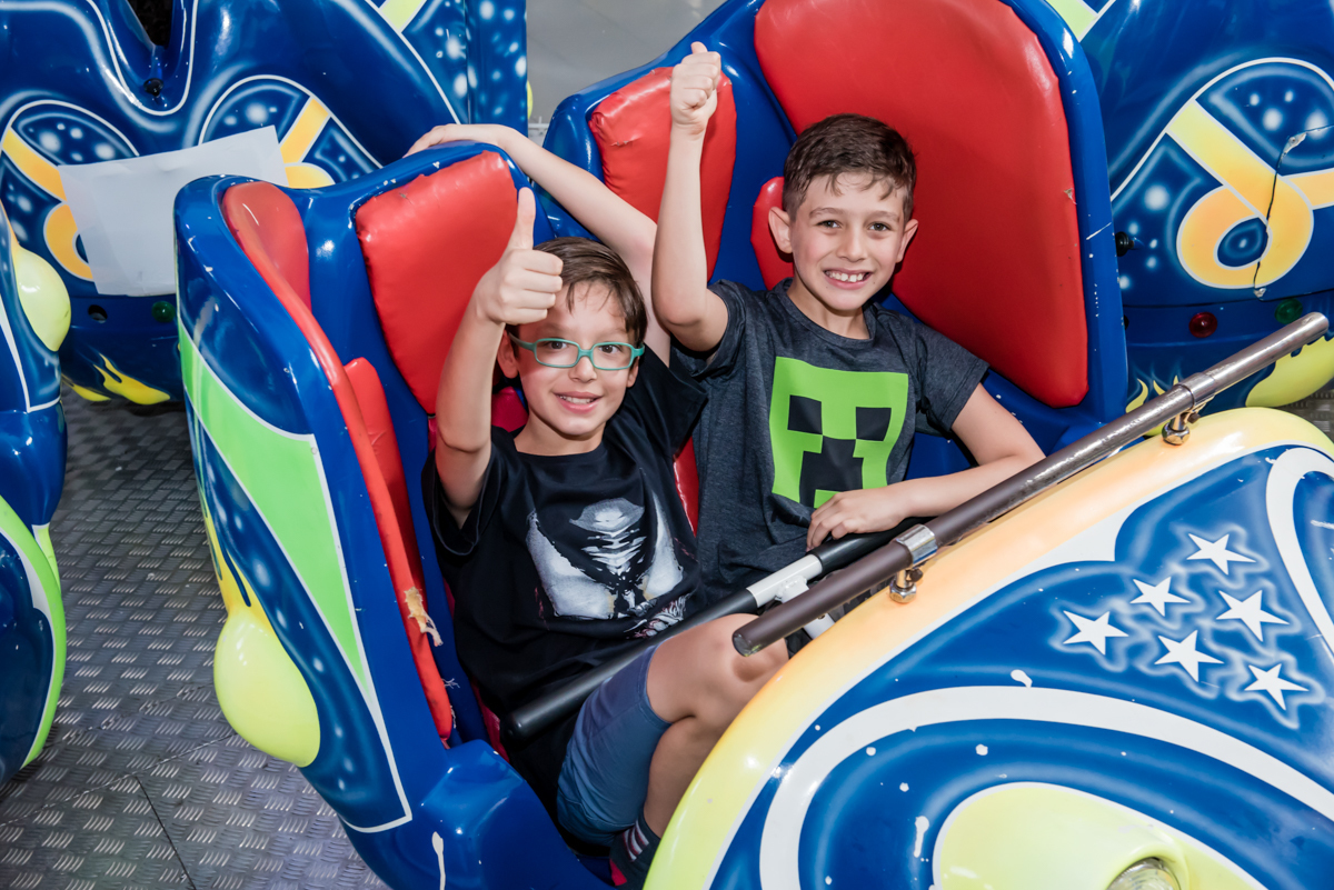 curtindo o brinquedo jornada nas estrelas