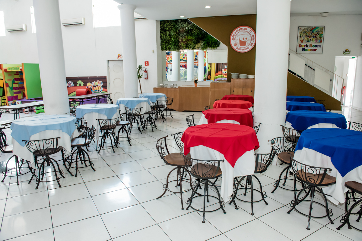 mesas decoradas com toalhas coloridas