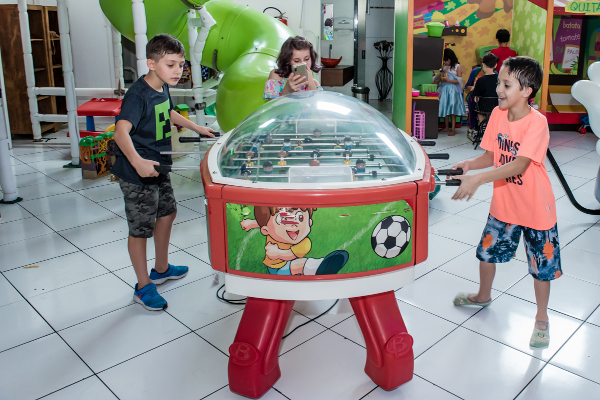 amigos brincam no pebolim