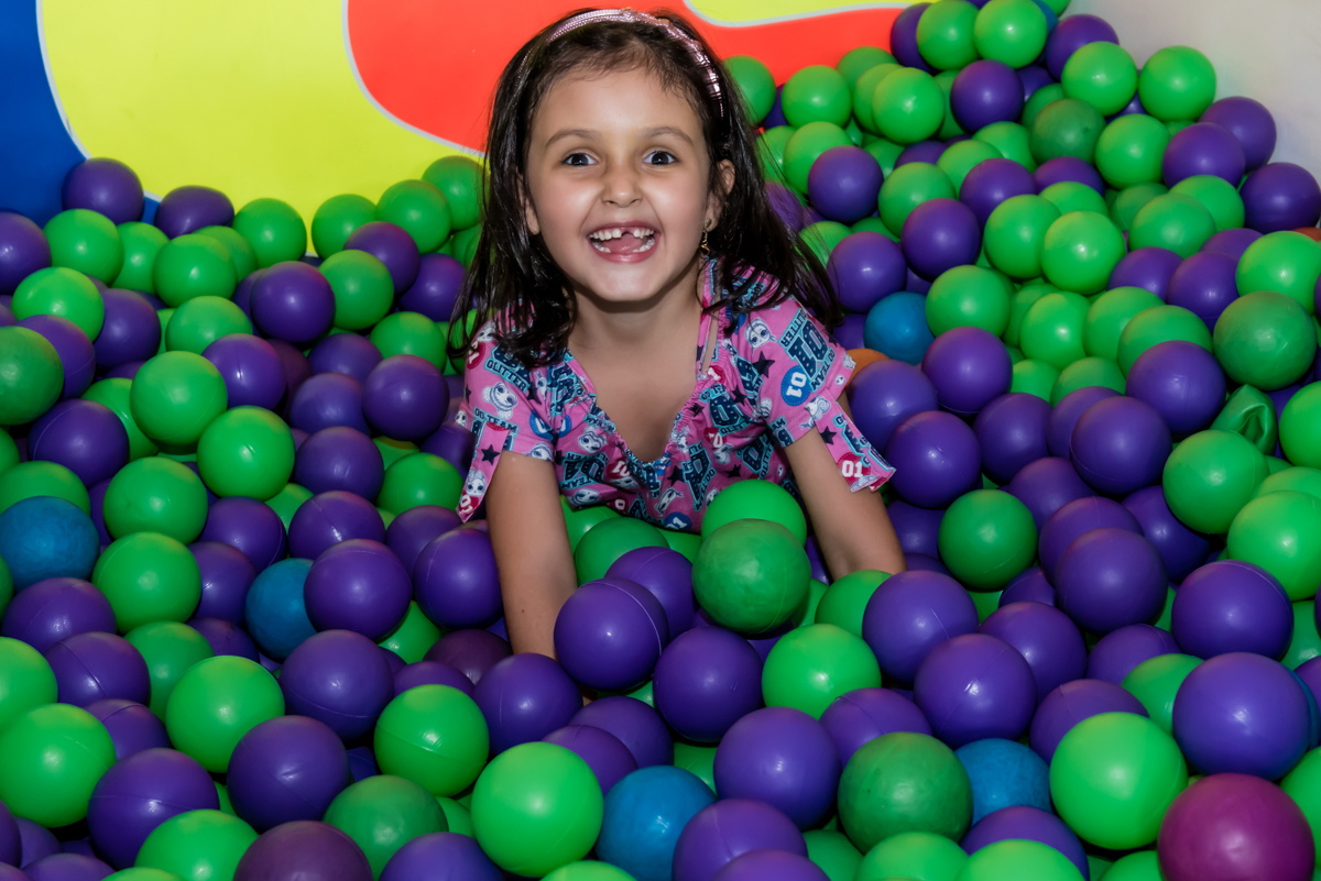 divertido a piscina de bolinhas