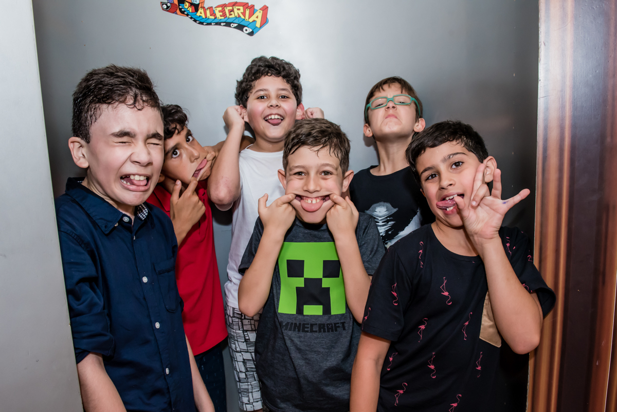 foto divertida de caretas dos amigos